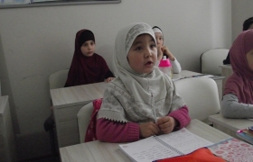 Dua und Koran Rezitation von kleinem M dchen aus Ost-Turkestan