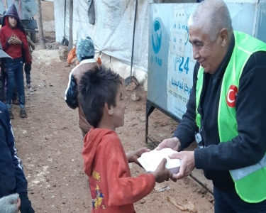 Food distribution in refugee camps