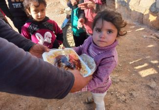 Suriye'de depremzedelere yemek