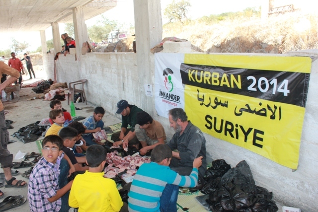 İMKANDER savaş bölgelerinde kurban dağıttı