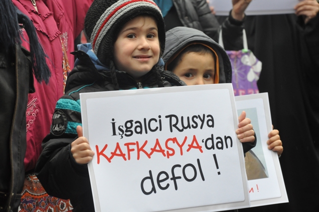 Kafkasyalı çocuklar Putin'i protesto etti