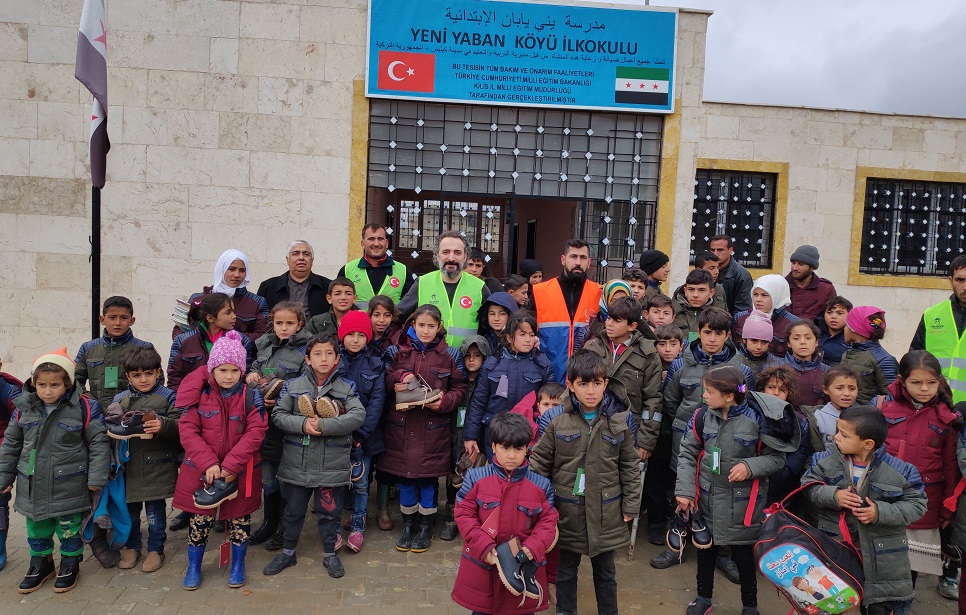 Suriyeli çocuklara kışlık bot ve mont yardımı