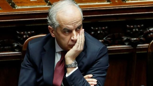 İtalya İçişleri Bakanı batan göçmen teknesi nedeniyle parlamentoda protesto edildi