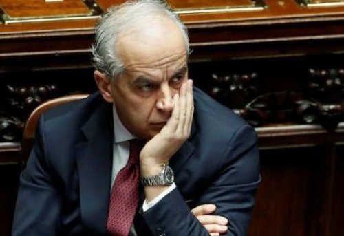 İtalya İçişleri Bakanı batan göçmen teknesi nedeniyle parlamentoda protesto edildi