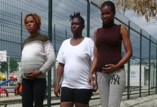 Hamile göçmen kadınları denize attılar