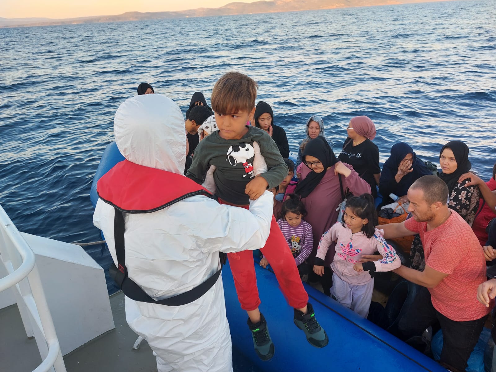 Çanakkale açıklarında 41 düzensiz göçmen kurtarılmıştır