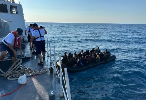 İzmir açıklarında 41 düzensiz göçmen kurtarılmıştır