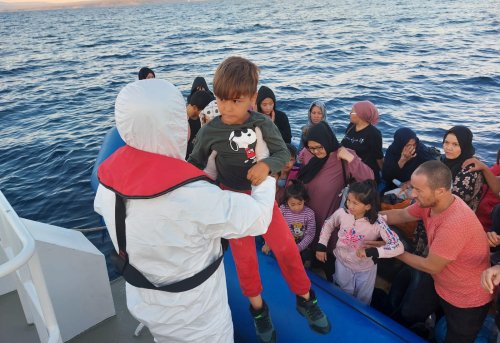 Çanakkale açıklarında 41 düzensiz göçmen kurtarılmıştır