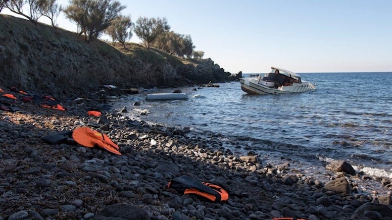İtalya açıklarında mülteci teknesi battı Onlarca ölü var