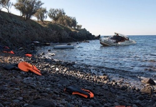İtalya açıklarında mülteci teknesi battı Onlarca ölü var
