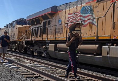 Meksikalı göçmenler Ciudad Juarez'e yük trenleriyle gelmeye devam ediyor