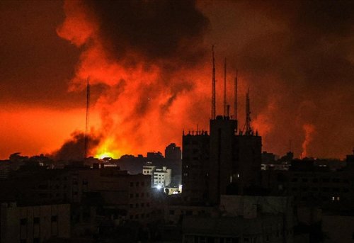 İsrail saldırıların 22'nci gününde Gazze'yi yoğun bombardımana tuttu