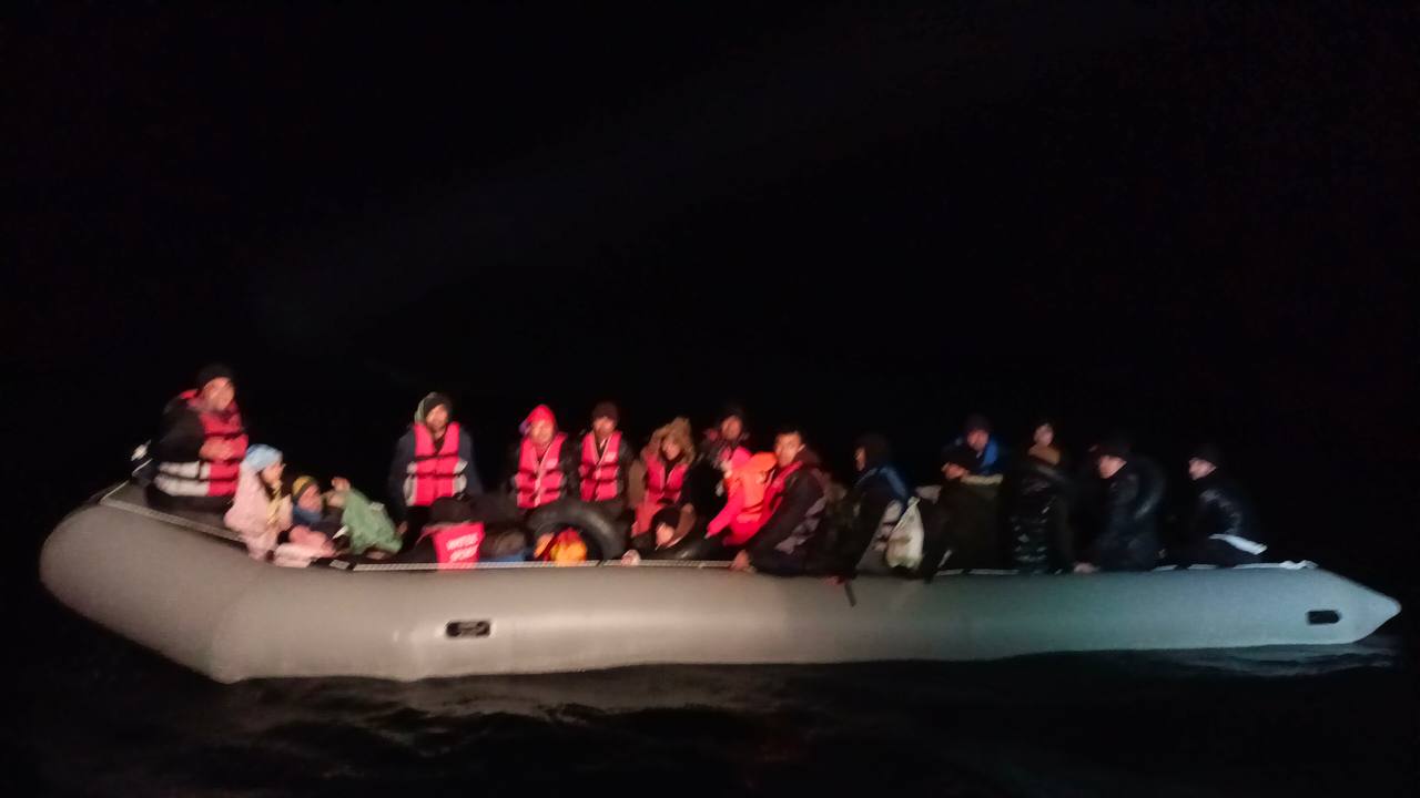 İzmir Açıklarında 32 Düzensiz Göçmen Beraberinde 14 Çocuk ve Ülkeyi