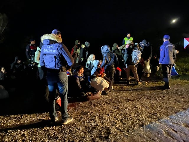 İzmir de 49 Düzensiz Göçmen ve 6 Göçmen Kaçakçısı Şüphelisi