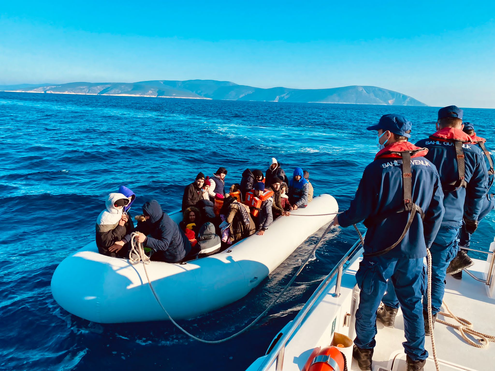 İzmir Açıklarında 42 Düzensiz Göçmen Kurtarılmıştır