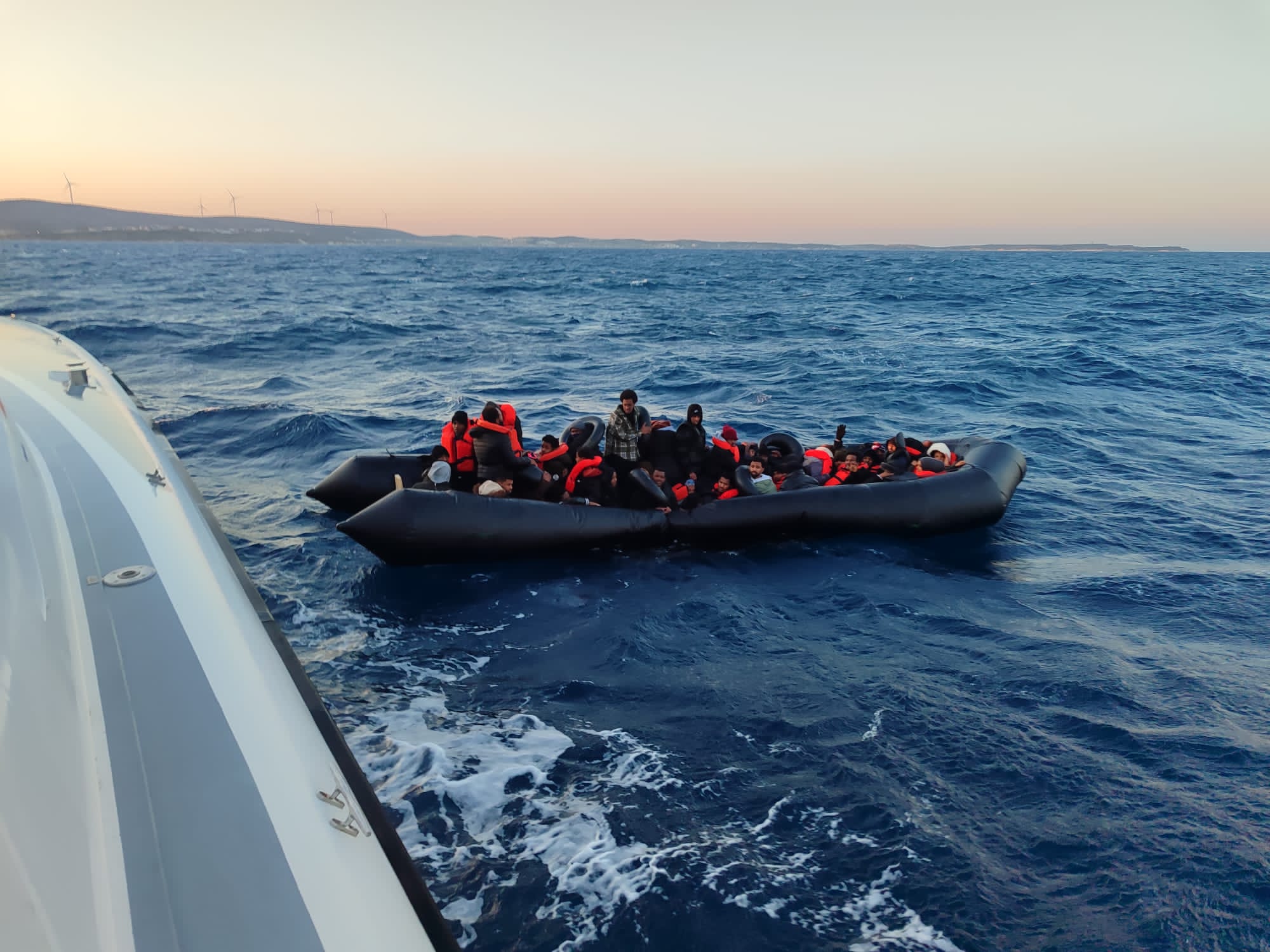 İzmir Açıklarında 44 Düzensiz Göçmen Kurtarılmıştır