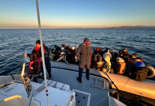 İzmir Açıklarında 53 Düzensiz Göçmen Yakalanmıştır
