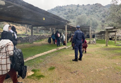 İzmir de 25 Düzensiz Göçmen Beraberinde 31 Çocuk Yakalanmıştır