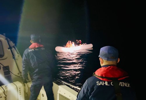 İzmir Açıklarında 40 Düzensiz Göçmen Kurtarılmıştır