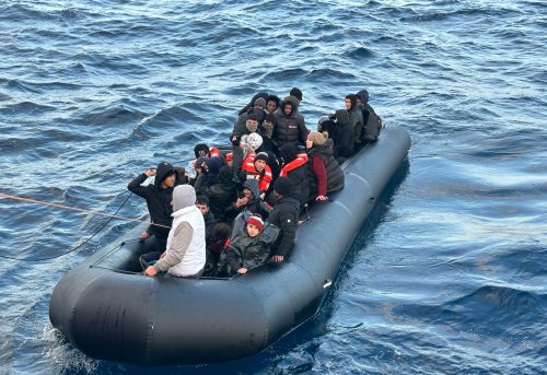 İzmir Açıklarında 34 Düzensiz Göçmen Beraberinde 21 Çocuk Kurtarılmıştır