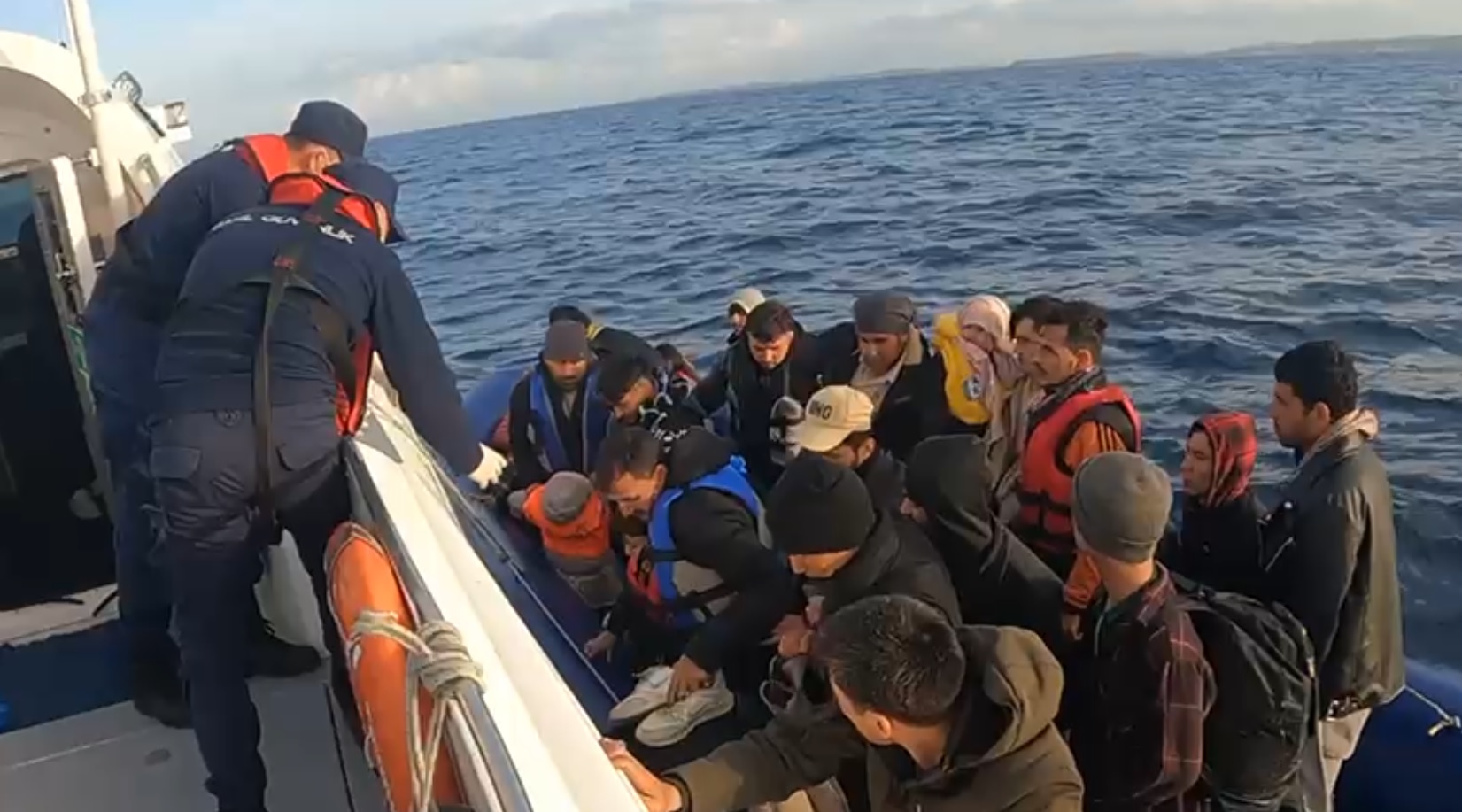 Balıkesir Açıklarında 18 Düzensiz Göçmen Beraberinde 18 Çocuk Yakalanmıştır