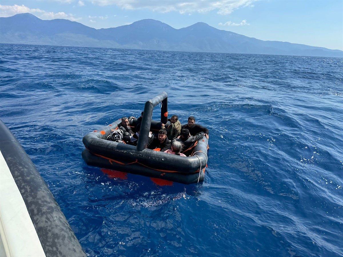 İzmir Açıklarında 17 Düzensiz Göçmen Beraberinde 4 Çocuk Kurtarılmıştır