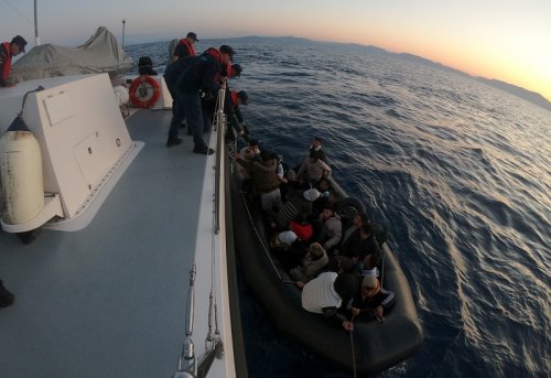 İzmir Açıklarında 18 Düzensiz Göçmen Beraberinde 4 Çocuk Yakalanmıştır