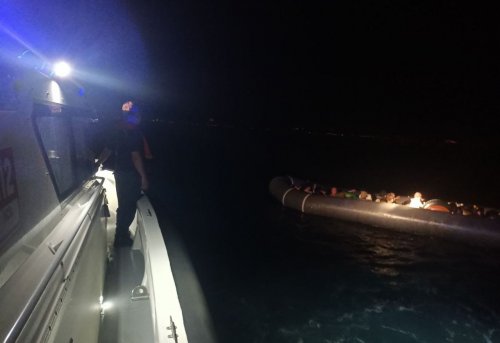 Balıkesir Açıklarında 17 Düzensiz Göçmen Beraberinde 8 Çocuk Yakalanmıştır
