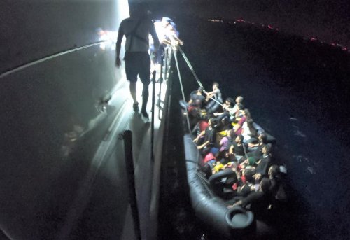 İzmir Açıklarında 22 Düzensiz Göçmen Beraberinde 28 Çocuk Yakalanmıştır