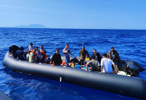 İzmir Açıklarında 20 Düzensiz Göçmen Beraberinde 8 Çocuk Kurtarılmıştır