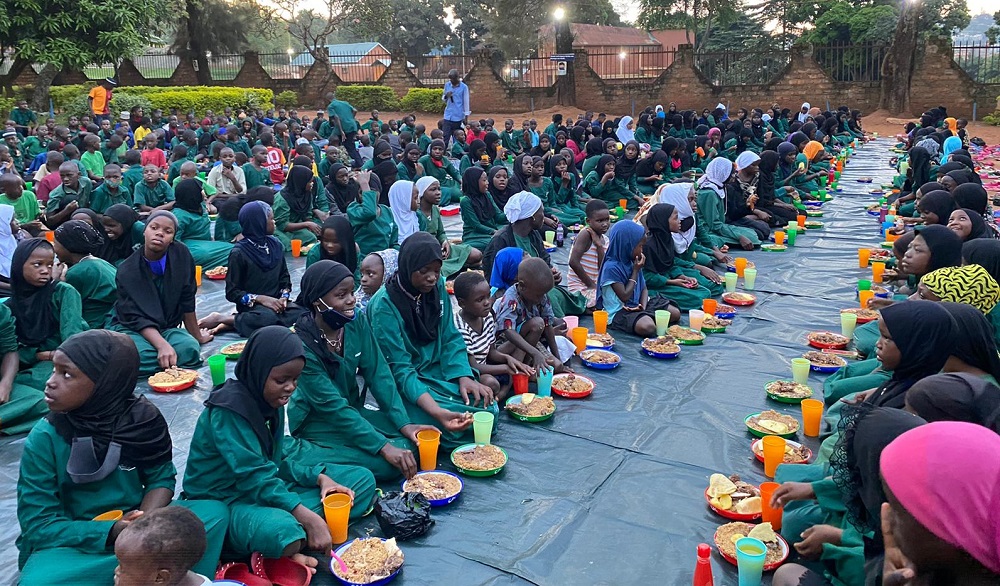 Gönül sofraları kuruyoruz