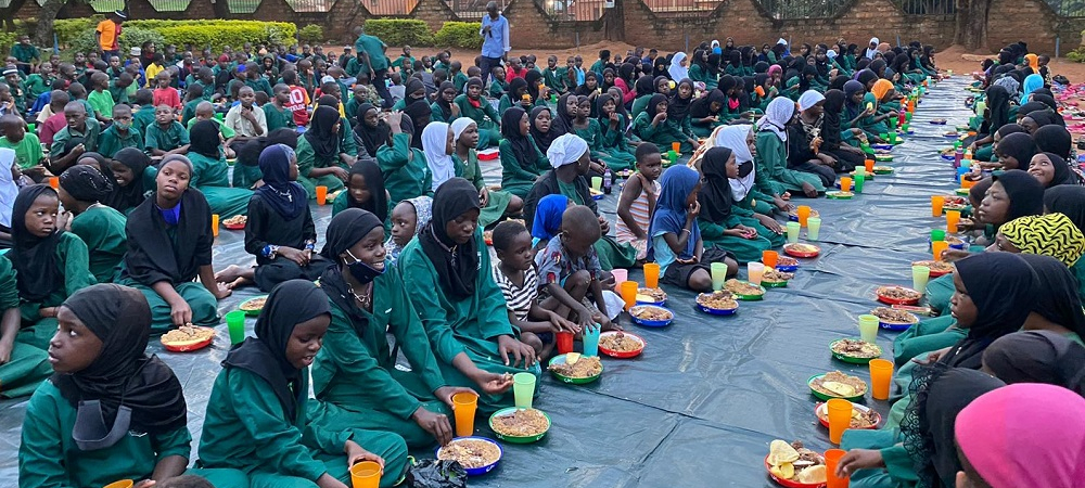 Gönül sofraları kuruyoruz